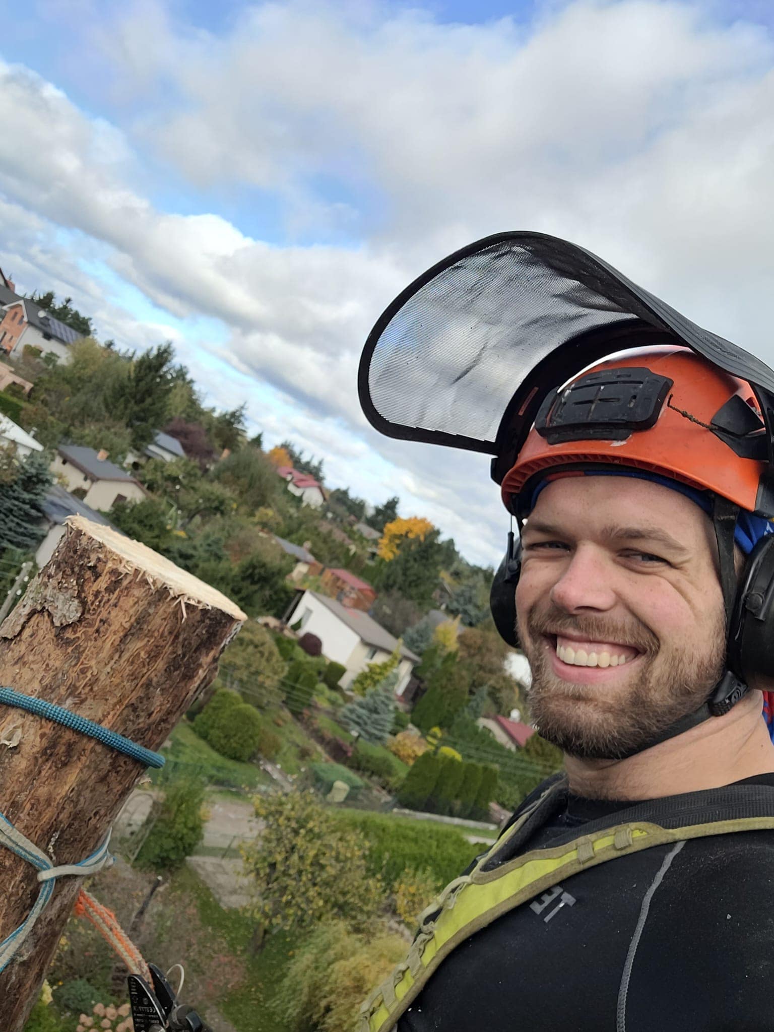 Selfie Dawida na szczycie drzewa z pełnym sprzętem ochronnym